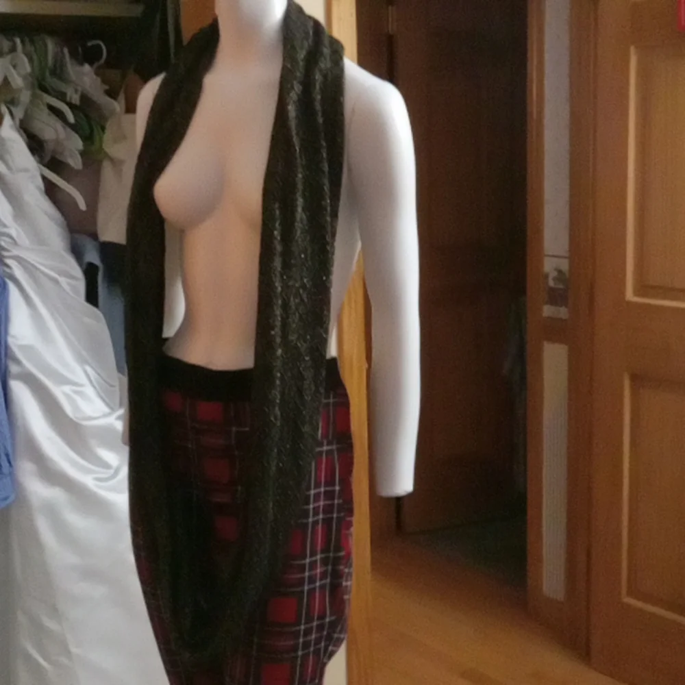 Gold and black infinity scarf - Picture 2 of 3